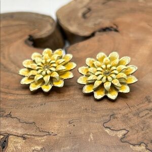 Vintage Coro Yellow Cream Enamel Floral Clip-On Earrings MCM Gold tone 50’s 60’s